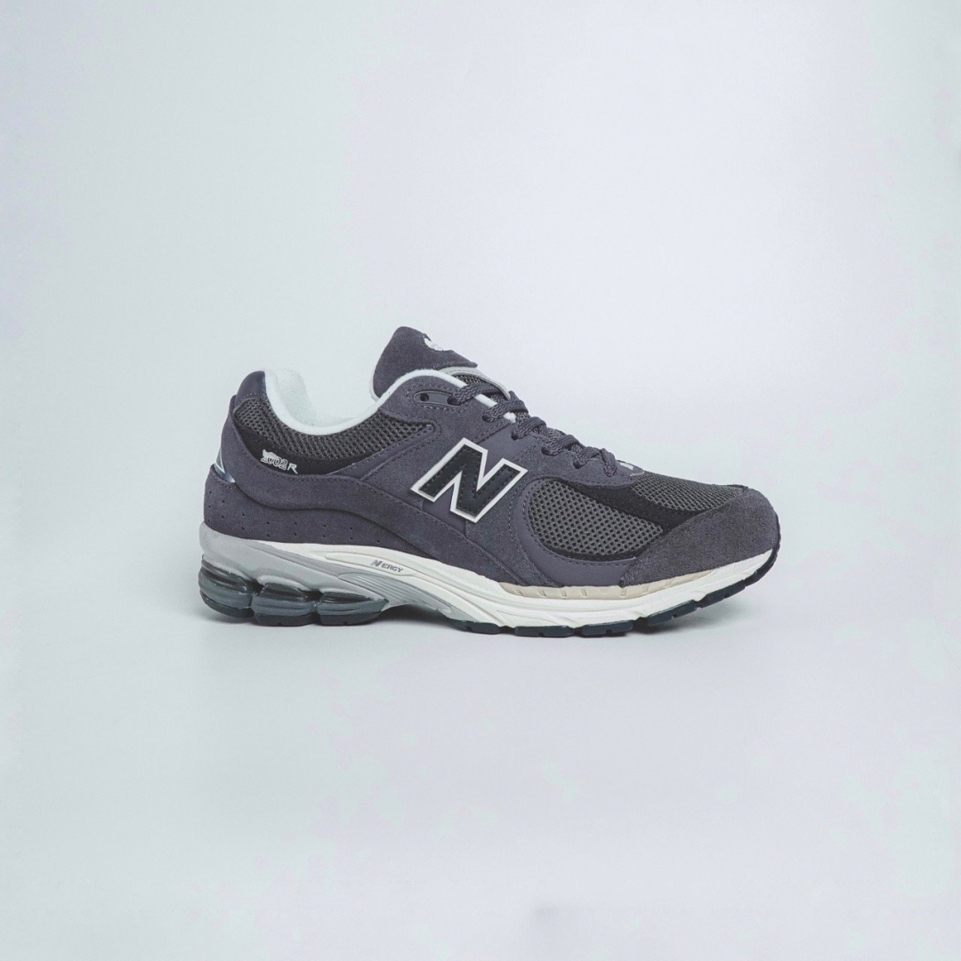 cs3714 - NBL2002 MONOCHROME PACK GREY DS FB - 42