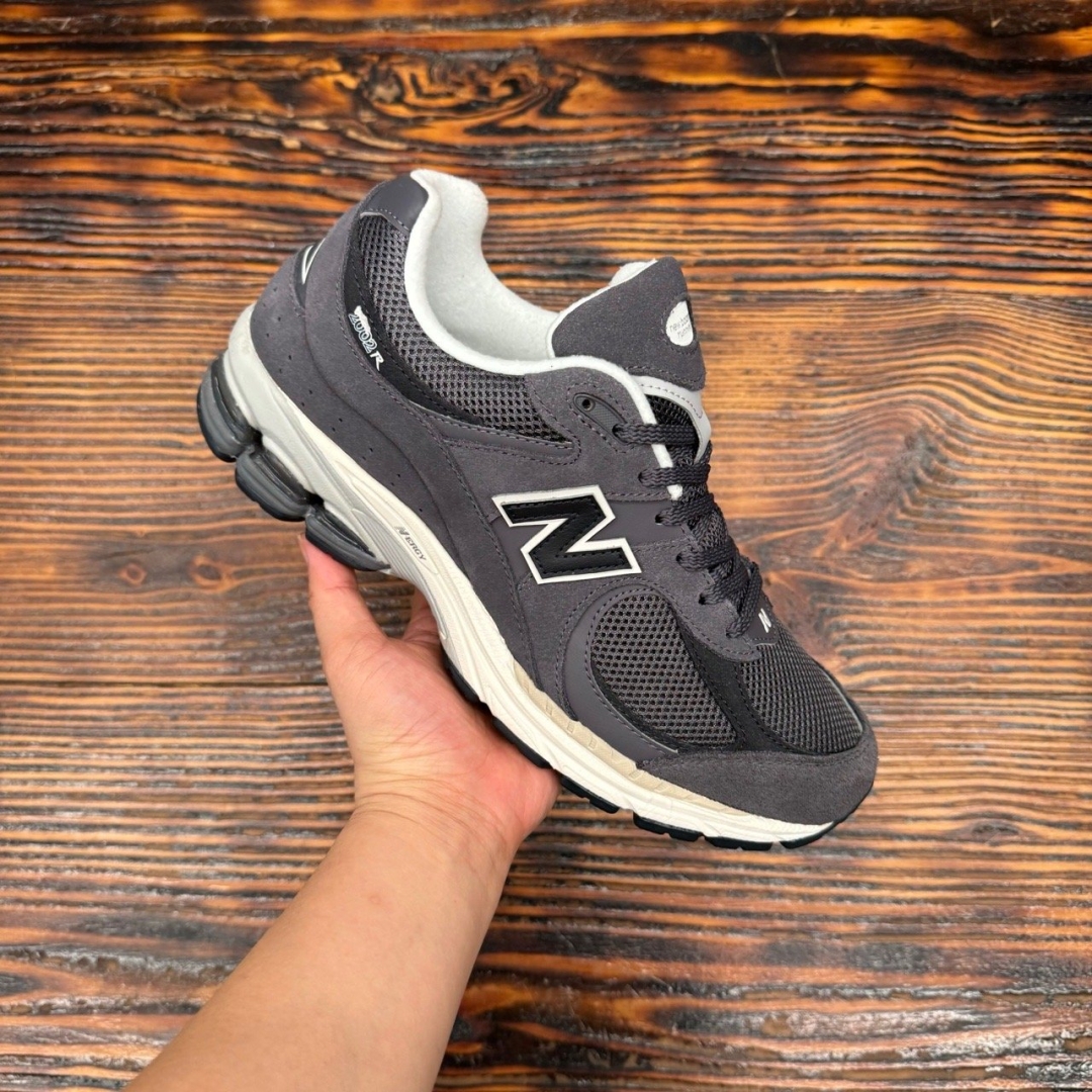 cs3714 - NBL2002 MONOCHROME PACK GREY DS FB - 42