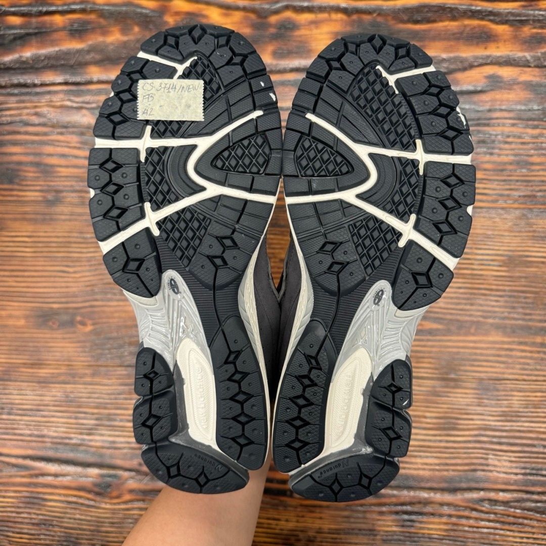 cs3714 - NBL2002 MONOCHROME PACK GREY DS FB - 42