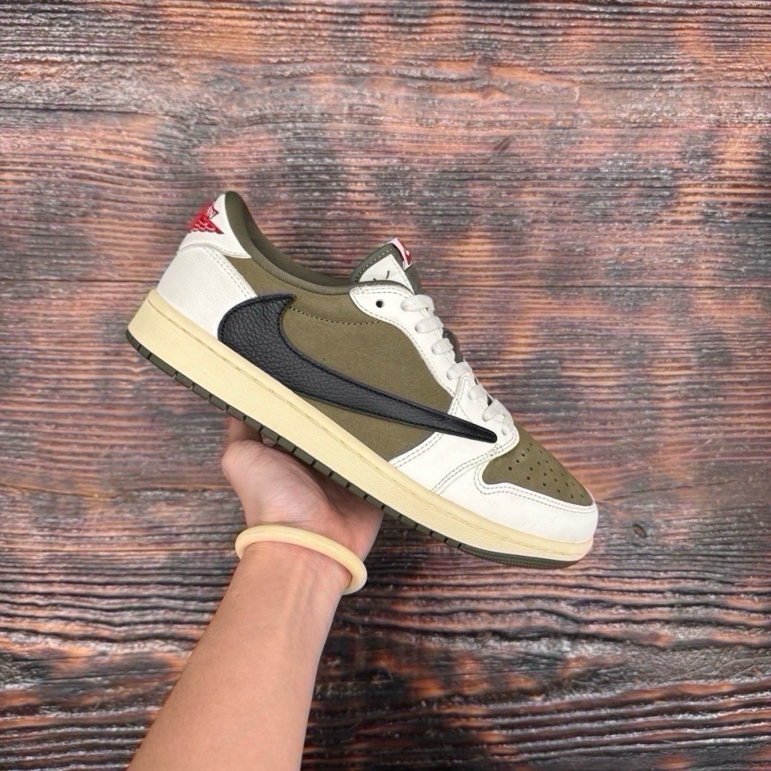 JD3339 - 1S LOW TRAVIS SCOTT MEDIUM OLIVE FB - 42,5