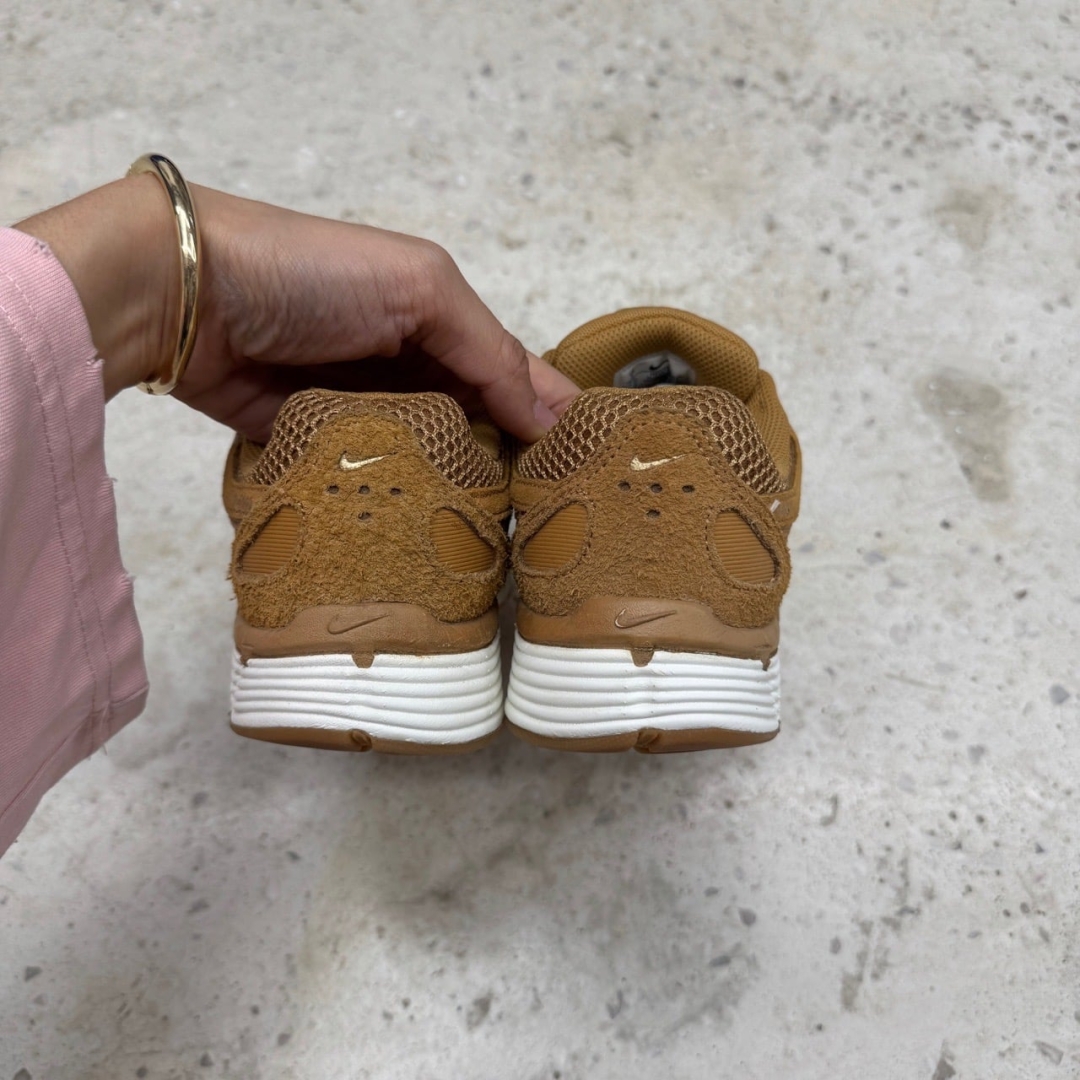 T826CS16 - NIKE P-6000 WHEAT - 40
