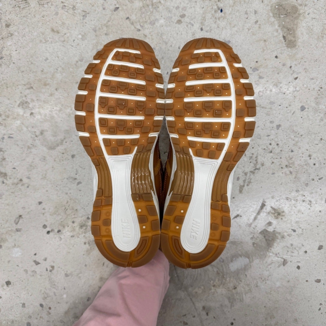 T826CS16 - NIKE P-6000 WHEAT - 40