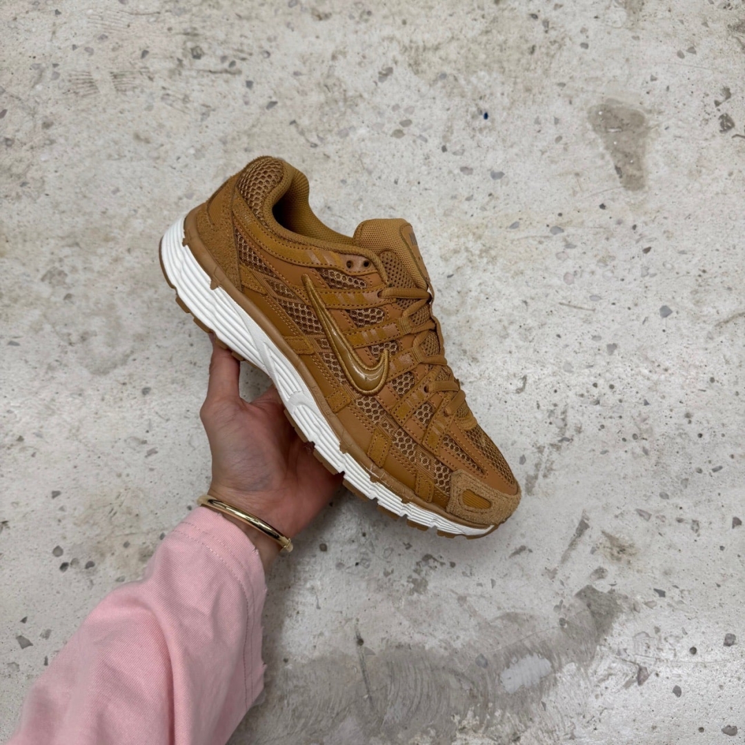 T826CS16 - NIKE P-6000 WHEAT - 40
