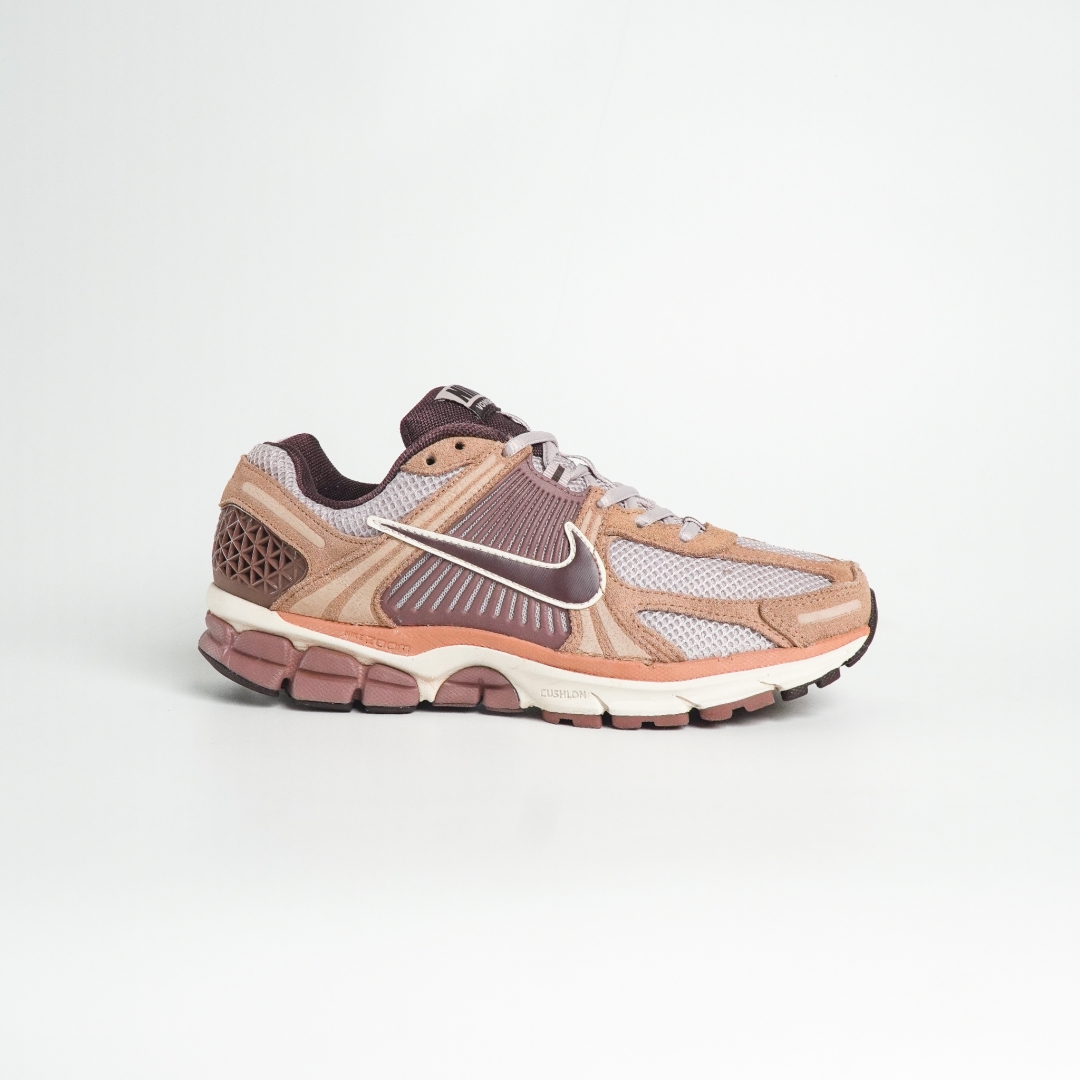 T826CS32 - NIKE VOMERO 5 DUSTED CLAY FB - 40,5