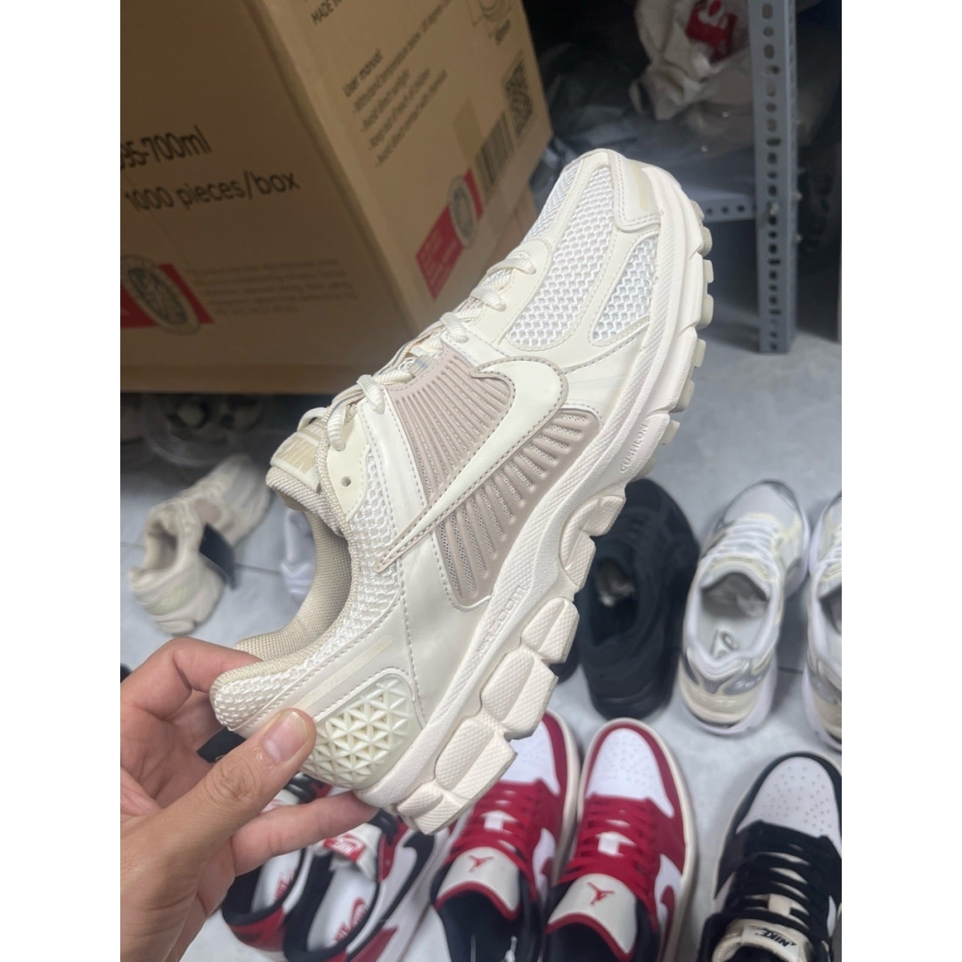 T826CS52 - NIKE VOMERO 5 SAIL LIGHT DS FB - 42.5