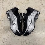 T826CS26 - NIKE SHOX R4 BLACK SILVER DS FB - 45