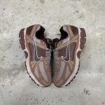 T826CS32 - NIKE VOMERO 5 DUSTED CLAY FB - 40,5