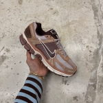 T826CS32 - NIKE VOMERO 5 DUSTED CLAY FB - 40,5