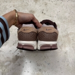 T826CS32 - NIKE VOMERO 5 DUSTED CLAY FB - 40,5