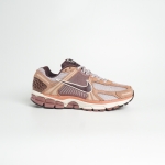T826CS32 - NIKE VOMERO 5 DUSTED CLAY FB - 40,5