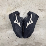 T826CS38 - MIZUNO CONTENDER SUADE GREY LN - 44,5