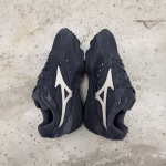 T826CS38 - MIZUNO CONTENDER SUADE GREY LN - 44,5