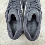 T826CS38 - MIZUNO CONTENDER SUADE GREY LN - 44,5
