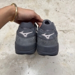 T826CS38 - MIZUNO CONTENDER SUADE GREY LN - 44,5