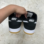 T826DU7 - DUNK SB LOW BLACK GUM LN FB - 42