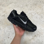 T926CS102 - NIKE VOMERO 5 BLACK GREEN - 40