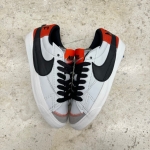 T926CS178 - NIKE BLAZER LOW 77 GREY BLACK ORANGE - 42.5