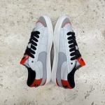 T926CS178 - NIKE BLAZER LOW 77 GREY BLACK ORANGE - 42.5