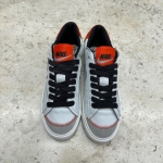 T926CS178 - NIKE BLAZER LOW 77 GREY BLACK ORANGE - 42.5