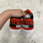 T926CS178 - NIKE BLAZER LOW 77 GREY BLACK ORANGE - 42.5