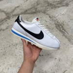 T926CS192 - NIKE CORTEZ WHITE BLUE - 40,5