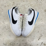 T926CS192 - NIKE CORTEZ WHITE BLUE - 40,5