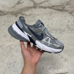 1026CS53 - NIKE V2K WOLF GREY NAVY - 40