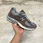 M20024J7 - NEW BALANCE 2002 PROTECTION PACK CORTADO DS FB
