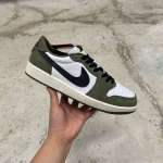 1026JD8 - JORDAN 1 LOW OG MEDIUM OLIVE DS FB - 42,5
