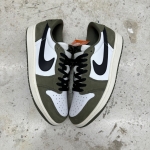 1026JD8 - JORDAN 1 LOW OG MEDIUM OLIVE DS FB - 42,5
