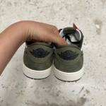 1026JD8 - JORDAN 1 LOW OG MEDIUM OLIVE DS FB - 42,5