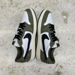 1026JD8 - JORDAN 1 LOW OG MEDIUM OLIVE DS FB - 42,5