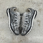 1026CS93 - NIKE P-6000 METALLIC SILVER BLACK - 43