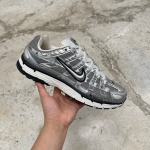 1026CS93 - NIKE P-6000 METALLIC SILVER BLACK - 43