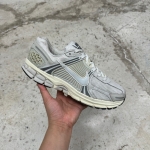 1026CS95 - NIKE VOMERO 5 PLATINUM TINT - 42