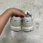 1026CS95 - NIKE VOMERO 5 PLATINUM TINT - 42