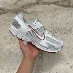 1026CS105 - NIKE VOMERO 5 GREY FOG DUNE RED DS FB - 44,5