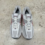 1026CS105 - NIKE VOMERO 5 GREY FOG DUNE RED DS FB - 44,5