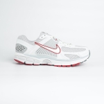1026CS105 - NIKE VOMERO 5 GREY FOG DUNE RED DS FB - 44,5