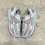 1026CS105 - NIKE VOMERO 5 GREY FOG DUNE RED DS FB - 44,5