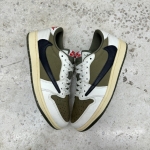 1026JD16 - JORDAN 1 LOW OG TRAVIS MEDIUM OLIVE FB - 42,5