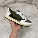 1026JD16 - JORDAN 1 LOW OG TRAVIS MEDIUM OLIVE FB - 42,5
