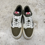 1026JD16 - JORDAN 1 LOW OG TRAVIS MEDIUM OLIVE FB - 42,5