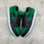 1026JD22 - JORDAN 1 LOW LUCKY GREEN LN