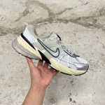 1026CS167 - NIKE V2K METALLIC SILVER LN - 44.5