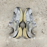 1026CS167 - NIKE V2K METALLIC SILVER LN - 44.5