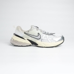 1026CS167 - NIKE V2K METALLIC SILVER LN - 44.5
