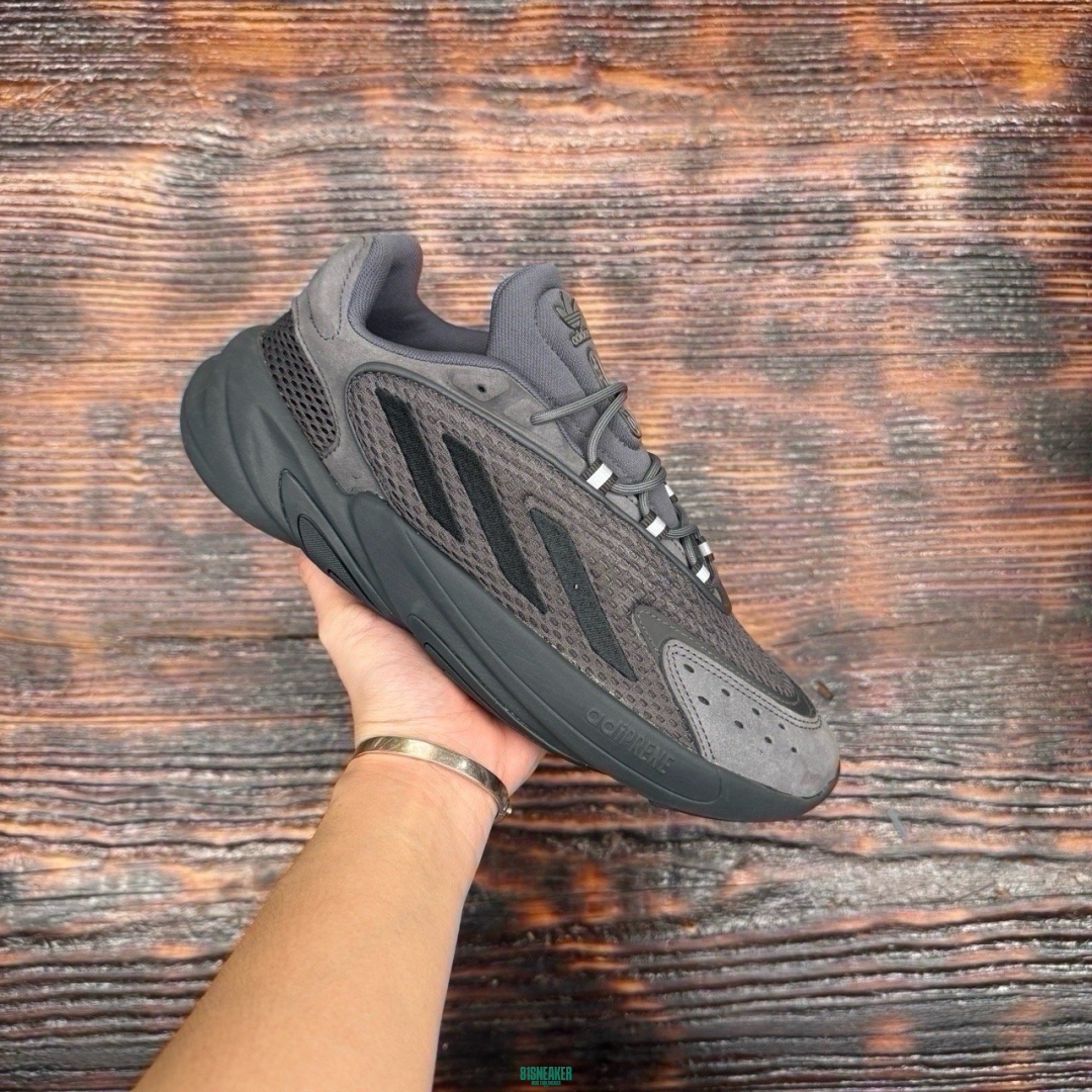 cs3129 - Ozweego Black DS FB - 42