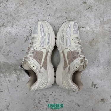 T826CS52 - NIKE VOMERO 5 SAIL LIGHT DS FB - 42.5