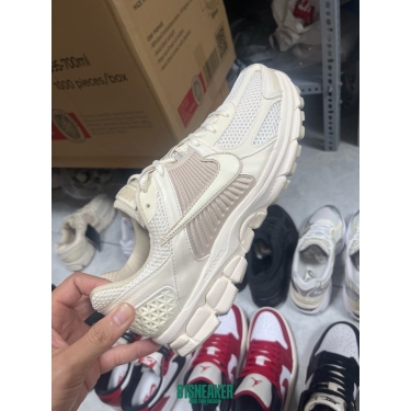 T826CS52 - NIKE VOMERO 5 SAIL LIGHT DS FB - 42.5